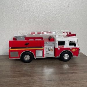 2004 Tonka 13" Fire Engine Truck w/Ladder Funrise #05347 Hasbro Lights and Sound